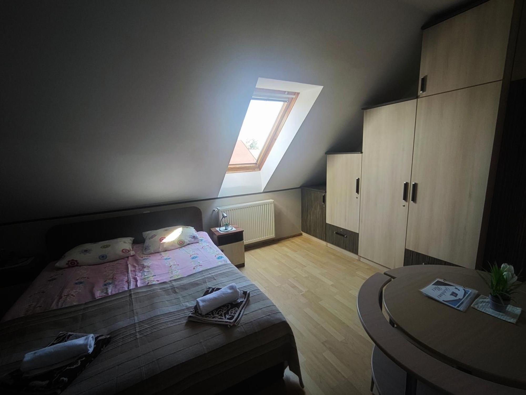 Illes Vendeghaz Hotel Keszthely Ngoại thất bức ảnh