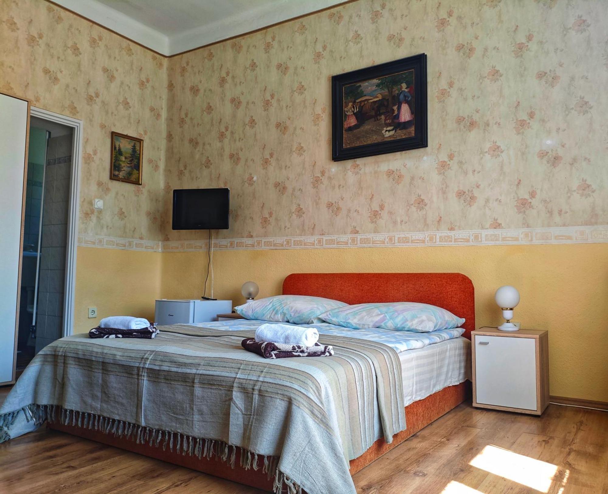 Illes Vendeghaz Hotel Keszthely Ngoại thất bức ảnh