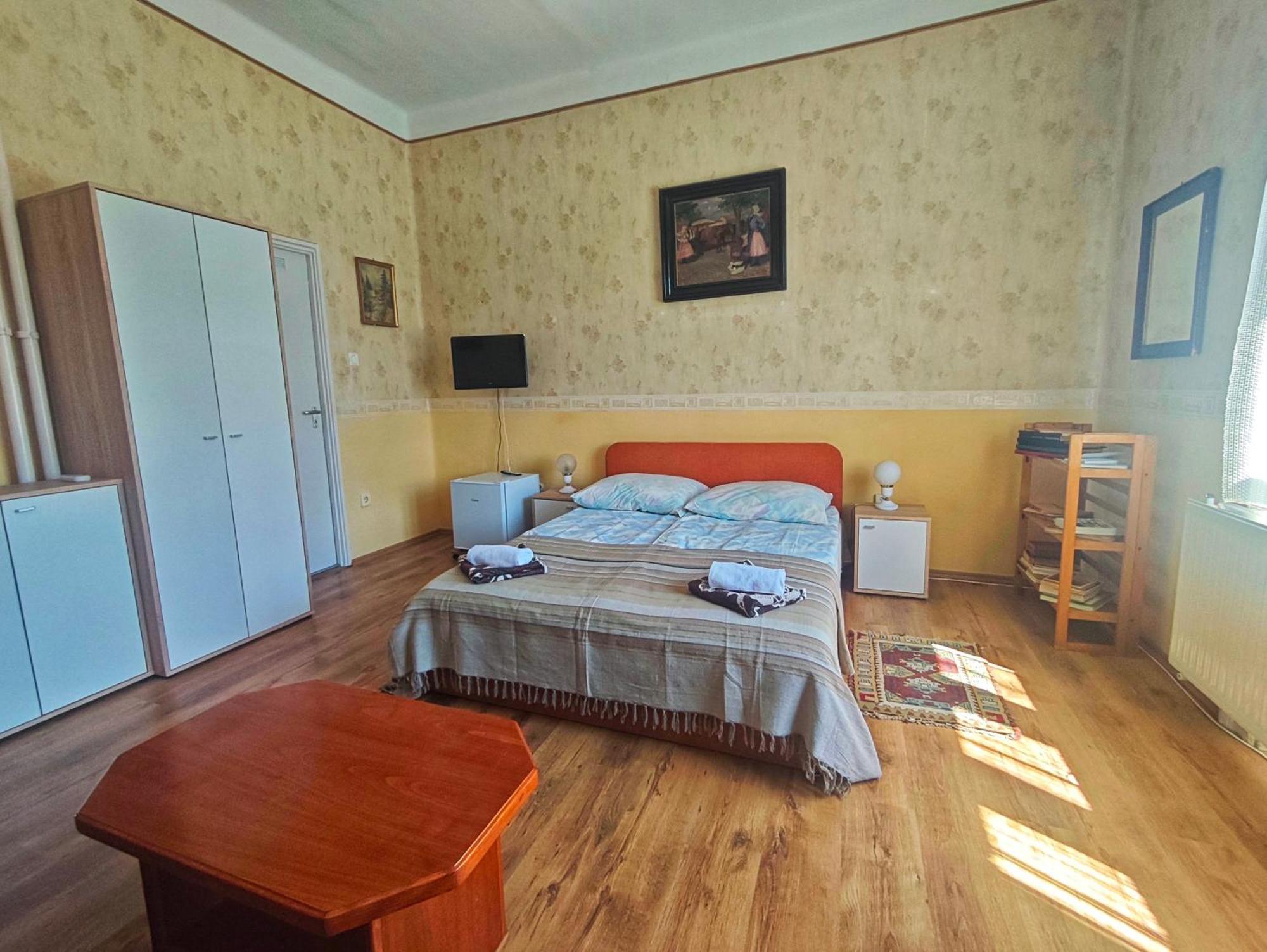 Illes Vendeghaz Hotel Keszthely Ngoại thất bức ảnh