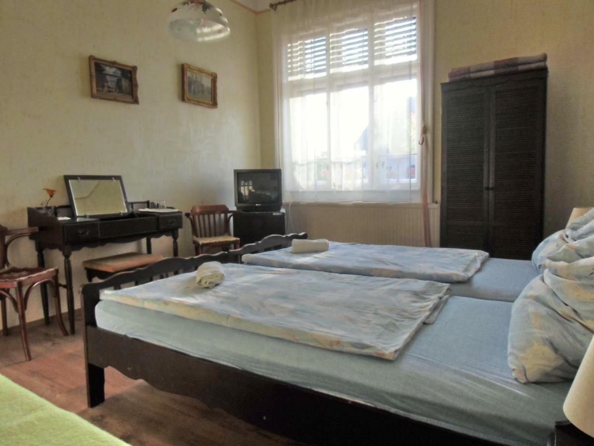 Illes Vendeghaz Hotel Keszthely Ngoại thất bức ảnh