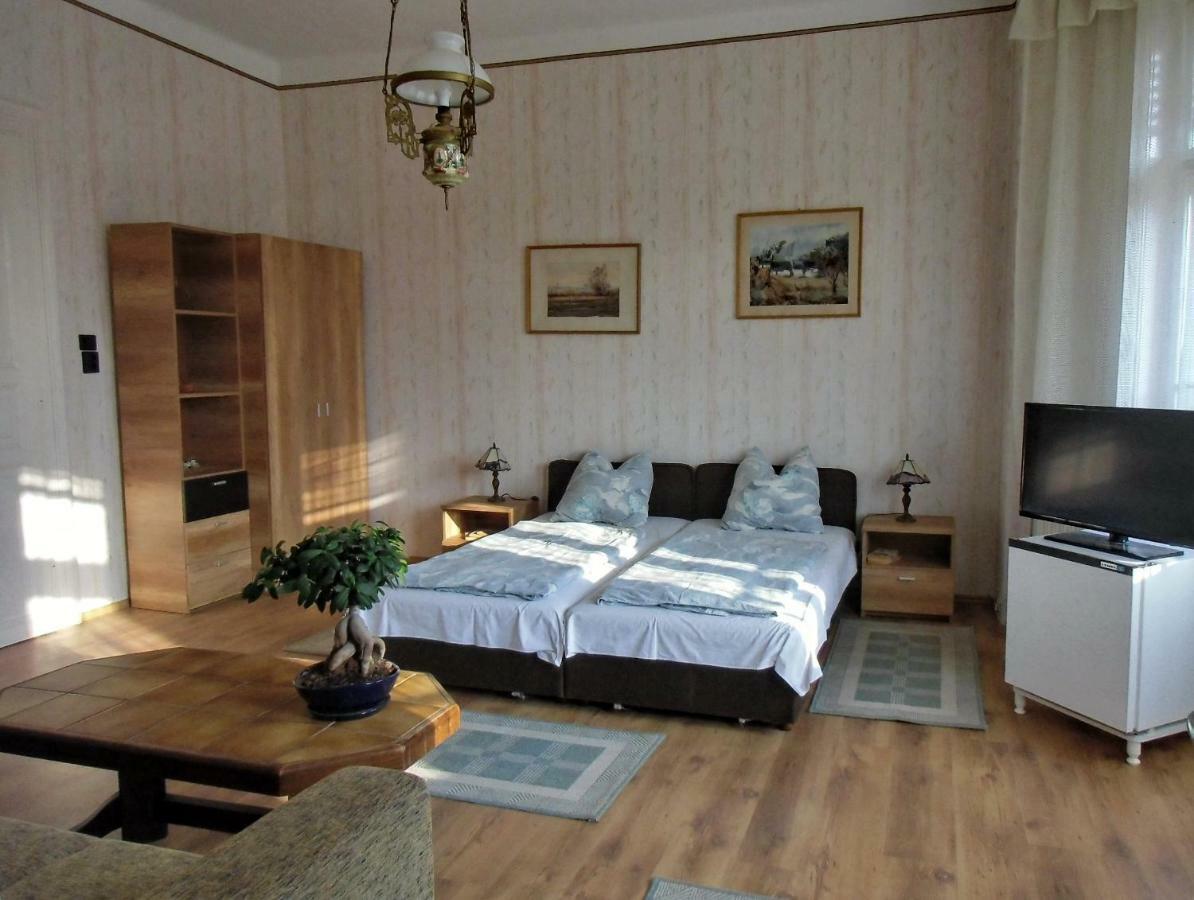 Illes Vendeghaz Hotel Keszthely Ngoại thất bức ảnh